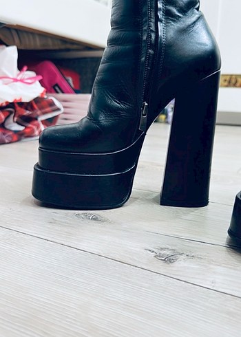 Derimod Kadın Siyah Platform Topuklu Gotik Botlar