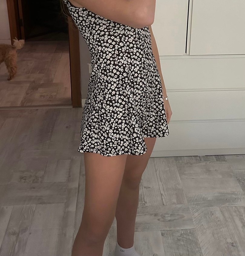 Siyah Desenli Mini Askılı tulum - Görsel 4