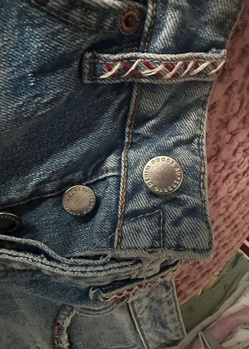 Nakış Detaylı Açık Mavi Mini Kot Şort - Görsel 3