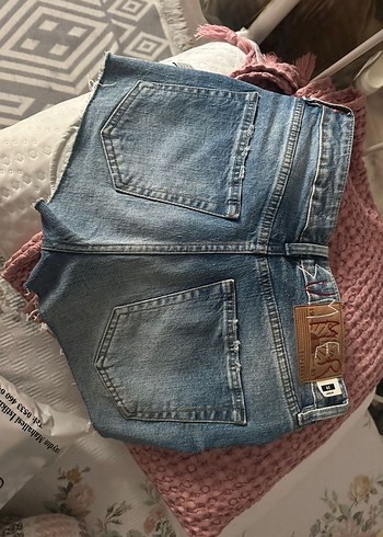 Nakış Detaylı Açık Mavi Mini Kot Şort - Görsel 2