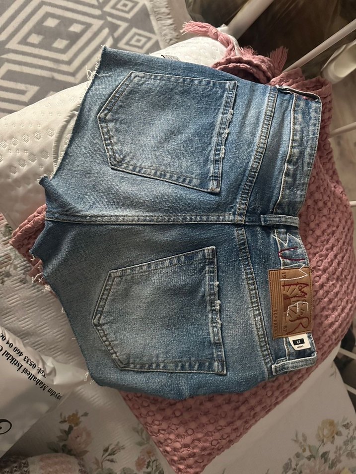 Nakış Detaylı Açık Mavi Mini Kot Şort - Görsel 2