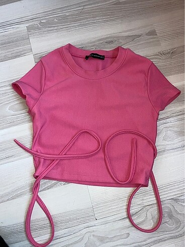 Pembe crop belden bağlamalı