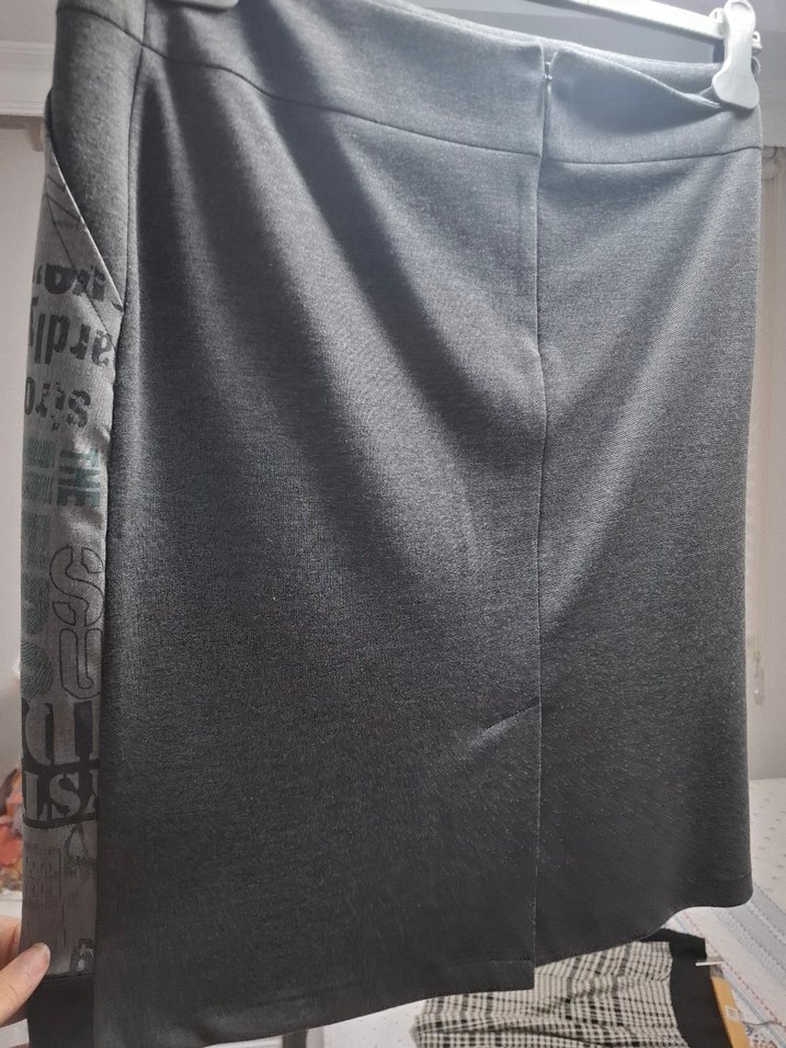 Gri Desenli Yırtmaçlı Kadın Kalem Etek - Görsel 3