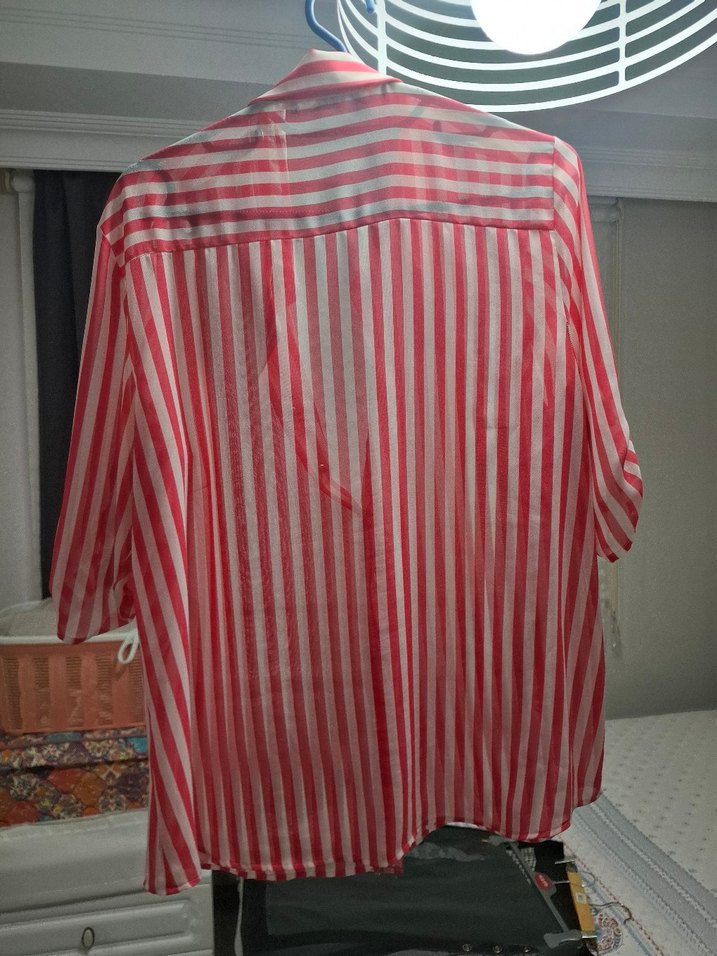 Kadın Parlak Kırmızı Çizgili V Yaka Gömlek - Görsel 3