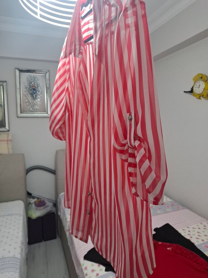 Kadın Parlak Kırmızı Çizgili V Yaka Gömlek - Görsel 2