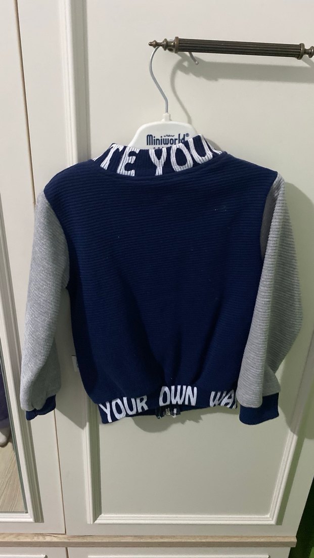 Gri ve Lacivert Erkek Çocuk Triko Hırka - Görsel 2