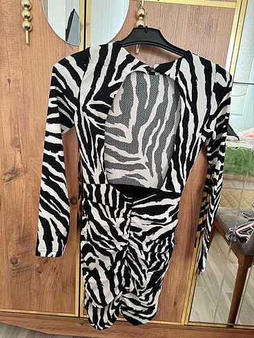 Sırt dekolteli elbise - Görsel 2