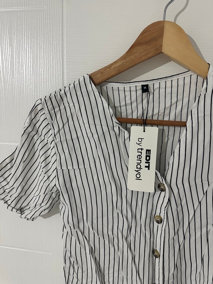 Düğmeli V Yaka Kısa Kollu Bağlamalı Gömlek - Görsel 2