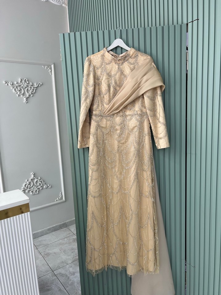 Bej Uzun Kollu Yüksek Yakalı Kadın Abiye - Görsel 2