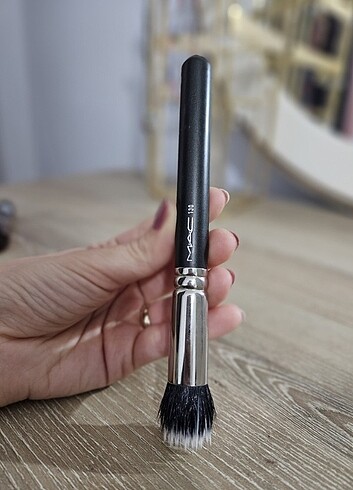  Beden Mac 130s makyaj fırçası 