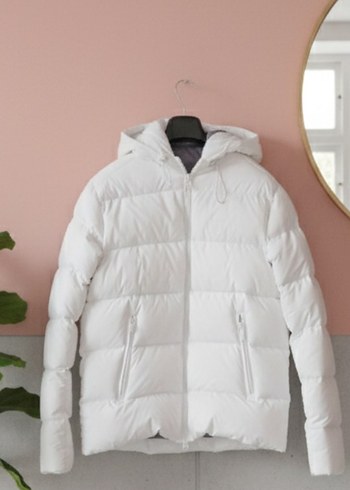 Lacoste Beyaz Midi Şişme Mont Kapüşonlu