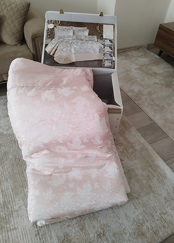 Pembe Baskılı Pastel Yatak Örtüsü