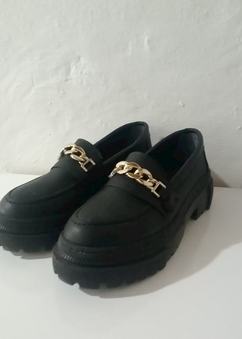 Siyah Parlak Zincir Detaylı Kadın Loafer