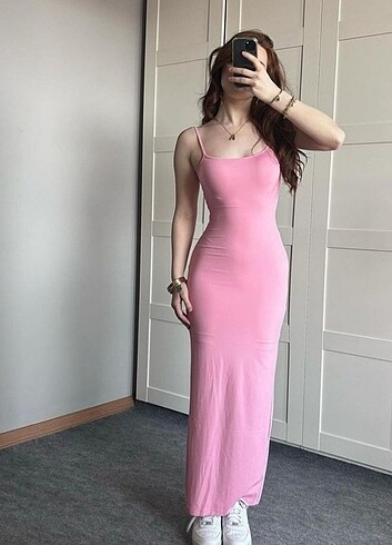 Pembe vücudu saran elbise