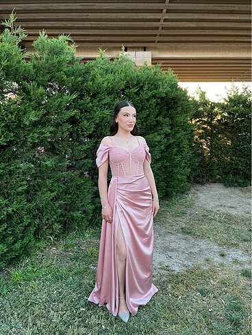 Diğer Pudra pembe taşlı arkası bağcıklı yırtmaçlı abiye