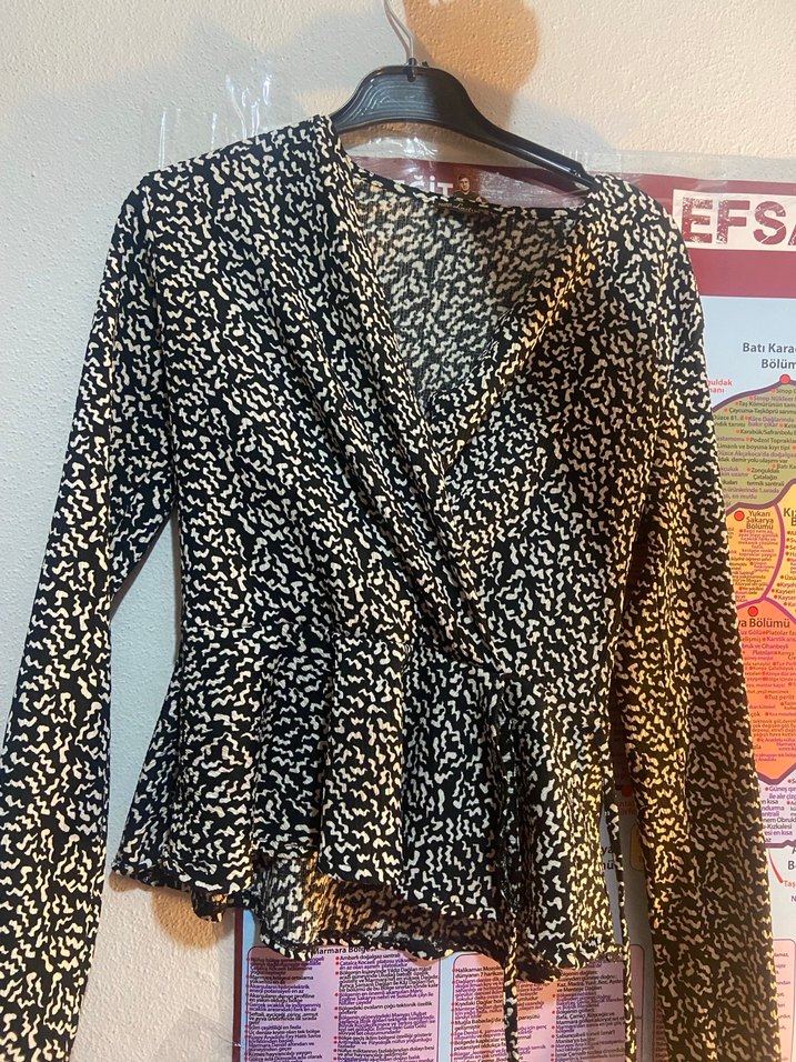 Uzun Kollu Yılan Desenli V Yaka Mini Bluz - Görsel 3
