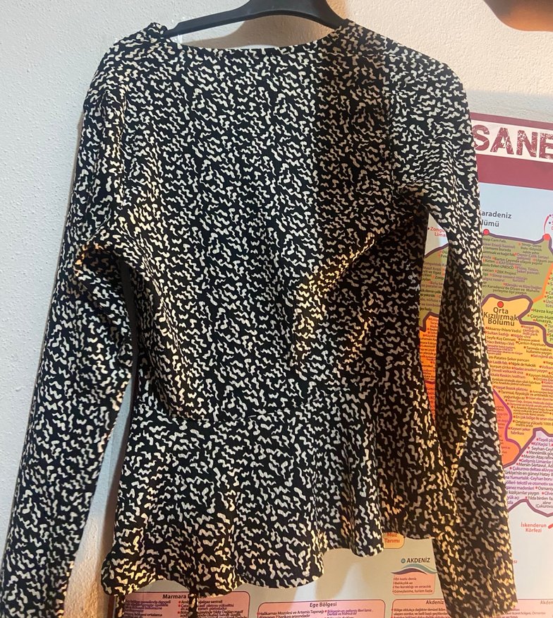 Uzun Kollu Yılan Desenli V Yaka Mini Bluz - Görsel 2