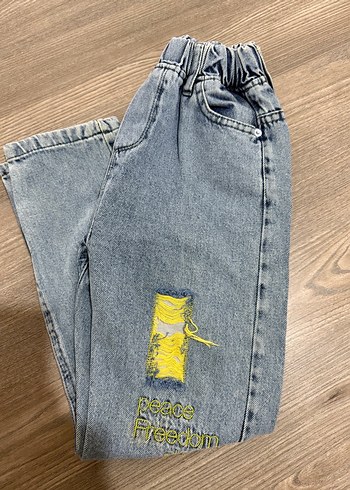 Nakışlı, kemerli, bol kesim kadın kot pantolon