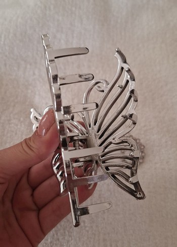 Beden Metalik renk kelebek detaylı Saç Tokası ve küpe