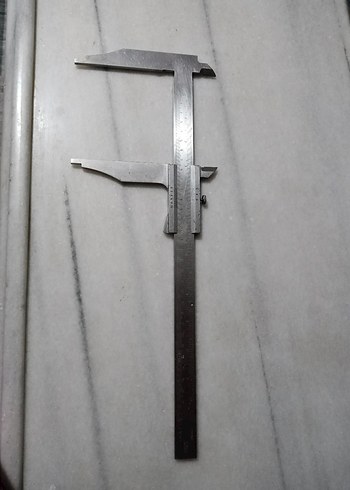 Gri Metal Kumpas Ölçü Aleti