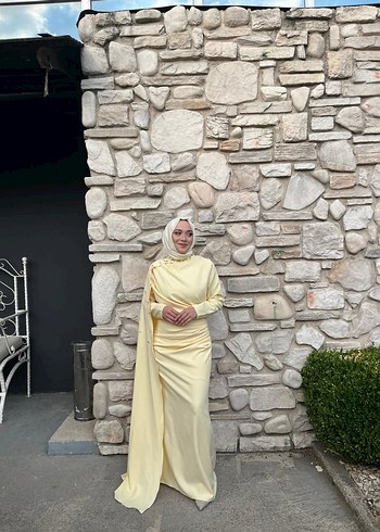 Uzun Kollu Sarı Kadın Abiye Elbise