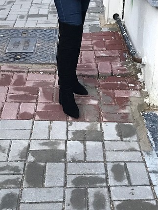 Siyah süet çizme