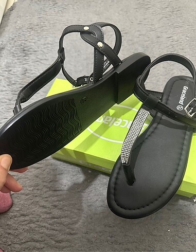 Deichmann taşlı parmak arası sandalet
