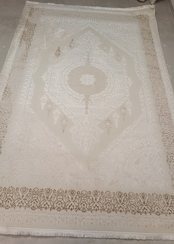 İşlemeli Beyaz Geleneksel Halı