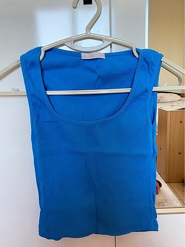 Mavi crop atlet