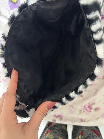 Beden siyah Renk h&m zebra desenli peluş çanta
