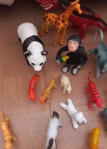 Çeşitli Renklerde Hayvan ve Dinozor Figürleri