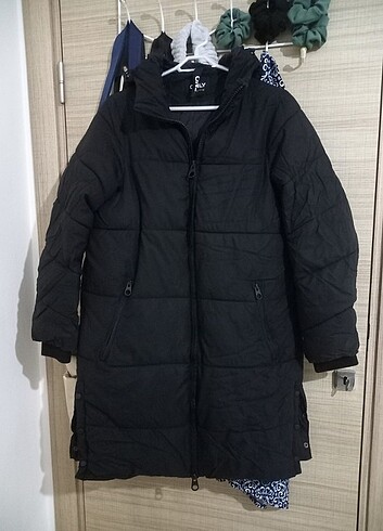 Siyah diz boyu Şişme mont 