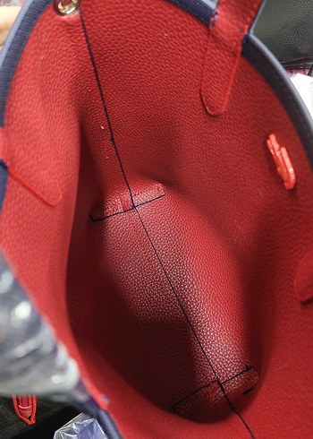 iki taraflı kullanımli kırmızı lacivertli kadın deri çanta - Görsel 4