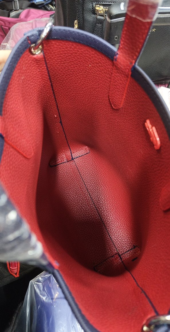 iki taraflı kullanımli kırmızı lacivertli kadın deri çanta - Görsel 4