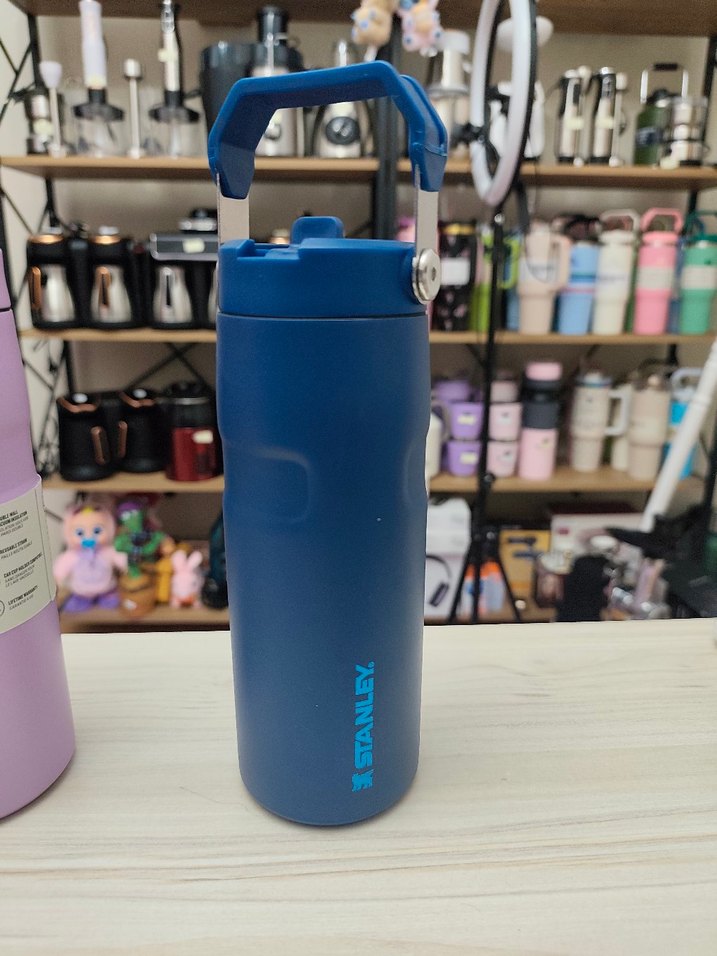 Çocuklar için renkli Stanley termos şişeleri - Görsel 2