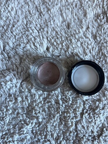 Beden Maybelline color tatto