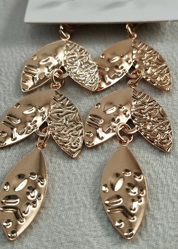 İşlemeli Püsküllü Uzun Altın Sarısı Küpe - Görsel 2