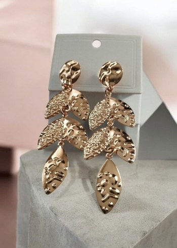 İşlemeli Püsküllü Uzun Altın Sarısı Küpe - Görsel 3