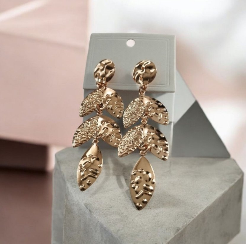 İşlemeli Püsküllü Uzun Altın Sarısı Küpe - Görsel 3