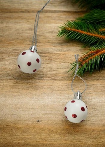6 Adet Kırmızı Puantiyeli Beyaz Yılbaşı Süsü Topları - Görsel 2