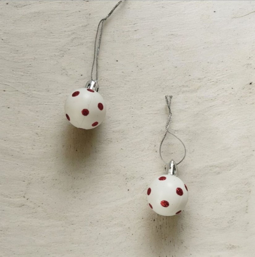 6 Adet Kırmızı Puantiyeli Beyaz Yılbaşı Süsü Topları - Görsel 4