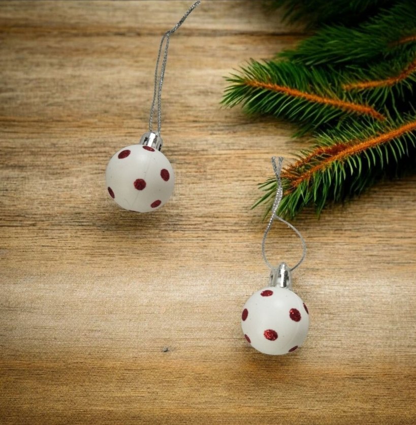 6 Adet Kırmızı Puantiyeli Beyaz Yılbaşı Süsü Topları - Görsel 2