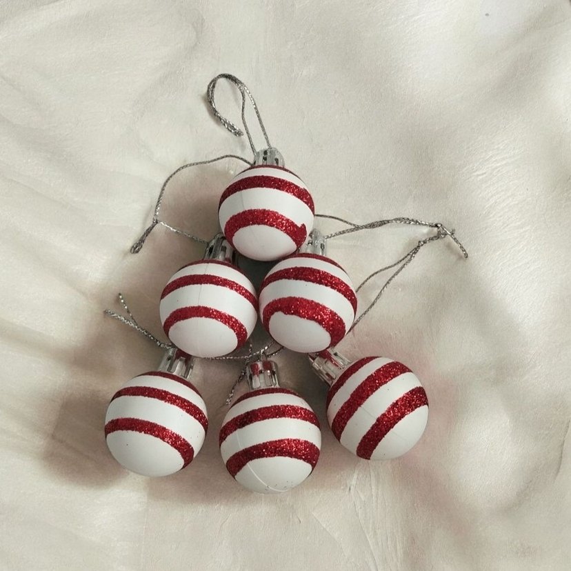6 Adet Kırmızı Simli Beyaz Yılbaşı Topu - Görsel 3
