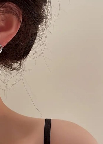 Zincir Detaylı Minimalist Midi Küpe - Görsel 7