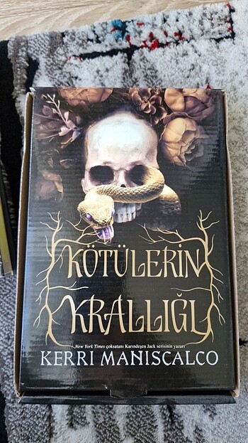  Kötülerin krallığı 1 kutulu set ve 2.Kitap lanetlilerin krallığı