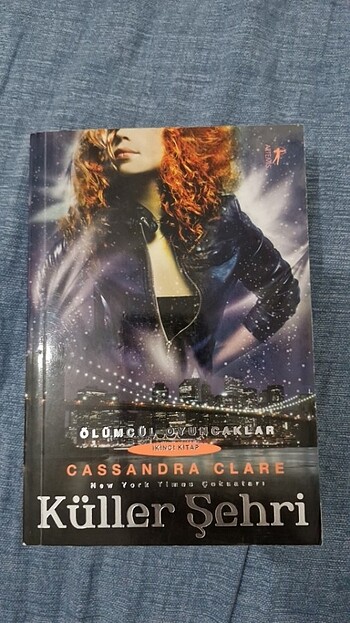 KÜLLER ŞEHRI Casandra Clarr
