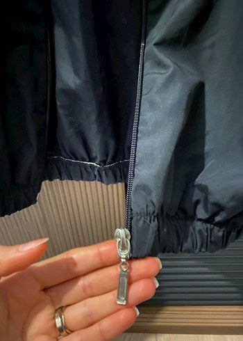 Siyah yagmurluk - Görsel 3