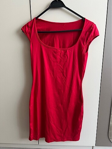 Kırmızı Elbise - Görsel 3