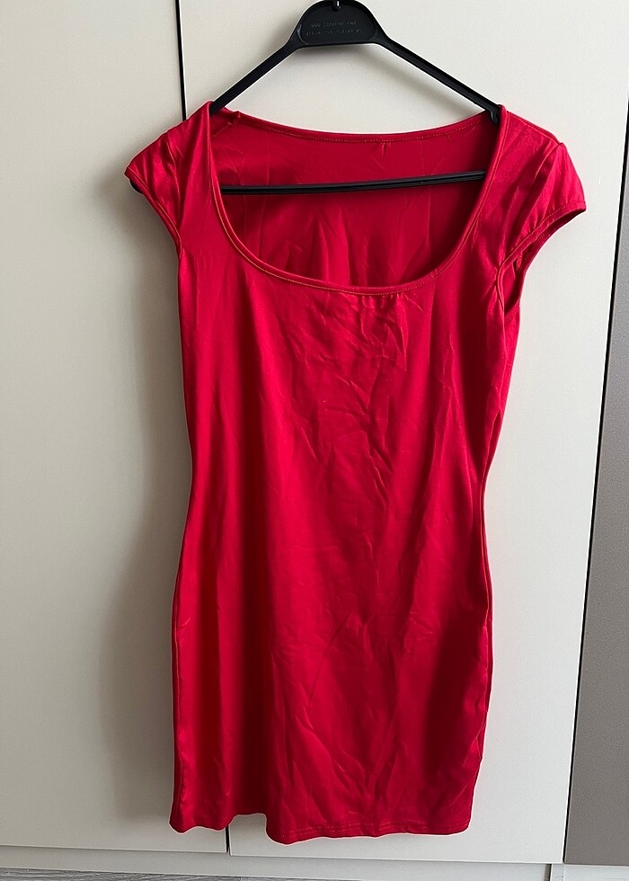 Kırmızı Elbise - Görsel 3