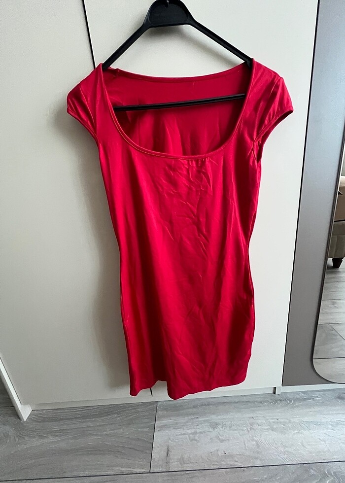 Kırmızı Elbise - Görsel 4